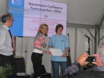 /image/upload/eifion/Christine_yn_derbyn_tystysgrif.JPG
