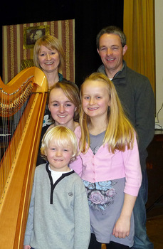 /image/upload/eifion/Elinor_a_Geraint_gyda_Mirain__Llio_ac_Ynyr..jpg